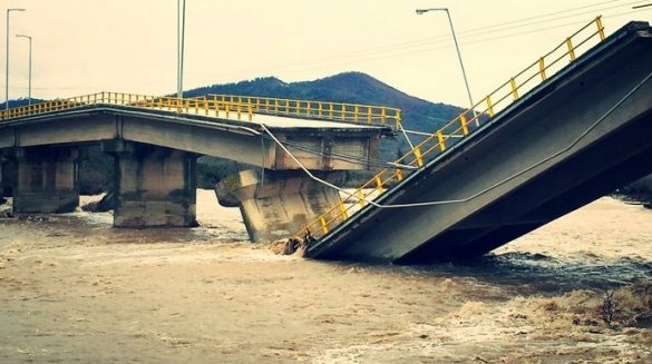 Τρίκαλα: Νέες φωτογραφίες από την κατάρρευση της γέφυρας στον Πηνειό | iefimerida.gr 0