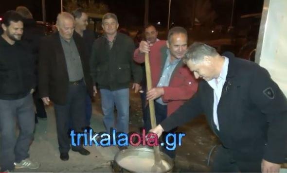 Στα μπλόκα οι αγρότες των Τρικάλων-Μοίρασαν προβατίνα και μανέστρα στους οδηγούς [εικόνες & βίντεο] | iefimerida.gr 0