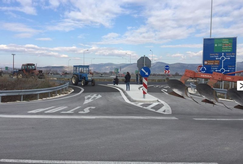 Μπλόκο των αγροτών στον κόμβο Μεγαλοχωρίου στον Ε-65 [εικόνες] | iefimerida.gr 0