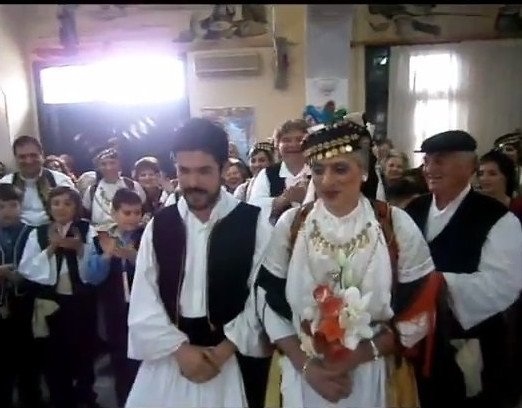 Ο «άσεμνος» Καραγκούνικος γάμος στα Τρίκαλα -Αντρας και στο ρόλο της νύφης [εικόνες]  | iefimerida.gr 0