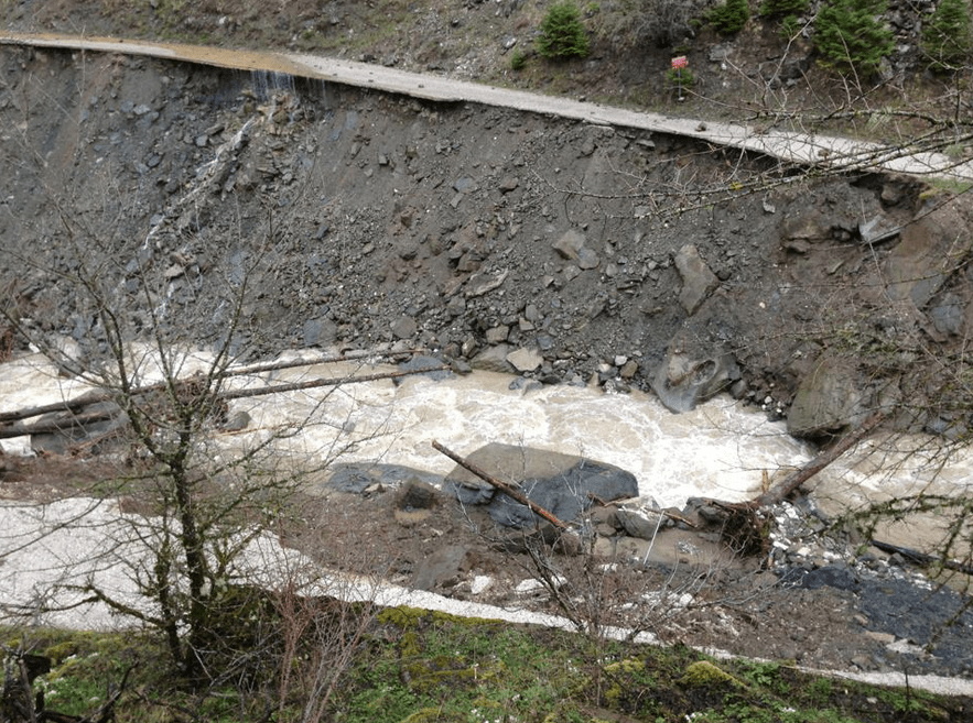 Κατολισθήσεις διέκοψαν την κυκλοφορία στα Τρίκαλα [εικόνες] | iefimerida.gr 1