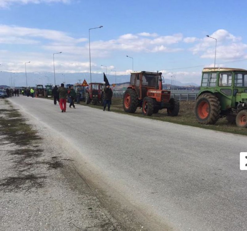 Μπλόκο των αγροτών στον κόμβο Μεγαλοχωρίου στον Ε-65 [εικόνες] | iefimerida.gr 1