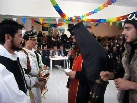 Ο «άσεμνος» Καραγκούνικος γάμος στα Τρίκαλα -Αντρας και στο ρόλο της νύφης [εικόνες]  | iefimerida.gr 1