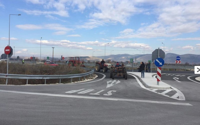 Μπλόκο των αγροτών στον κόμβο Μεγαλοχωρίου στον Ε-65 [εικόνες] | iefimerida.gr 2