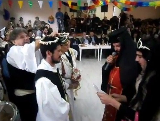 Ο «άσεμνος» Καραγκούνικος γάμος στα Τρίκαλα -Αντρας και στο ρόλο της νύφης [εικόνες]  | iefimerida.gr 3