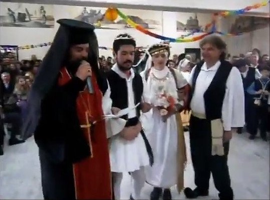 Ο «άσεμνος» Καραγκούνικος γάμος στα Τρίκαλα -Αντρας και στο ρόλο της νύφης [εικόνες]  | iefimerida.gr 4