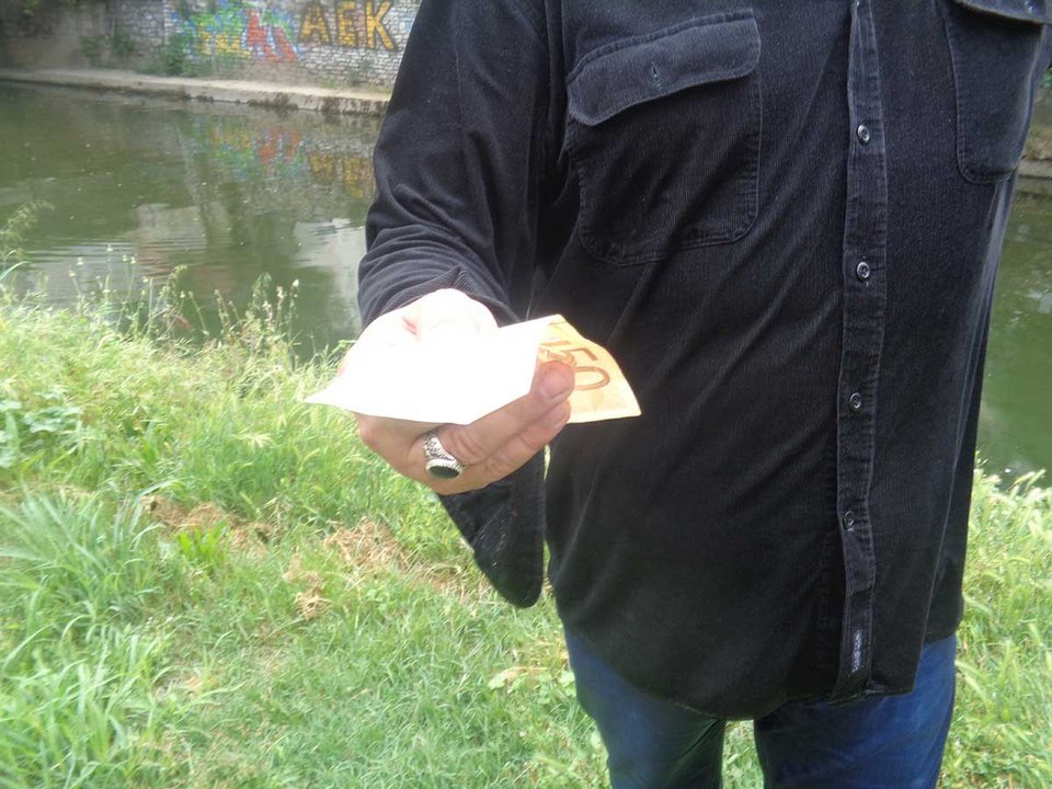 Παροξυσμός στα Τρίκαλα -Γέμισε αληθινά 50ευρα ο ποταμός, έτρεχαν να τα μαζέψουν [εικόνες & βίντεο] | iefimerida.gr 0