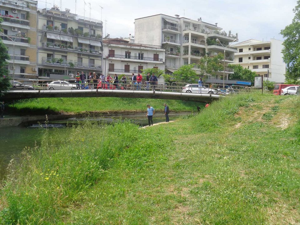 Παροξυσμός στα Τρίκαλα -Γέμισε αληθινά 50ευρα ο ποταμός, έτρεχαν να τα μαζέψουν [εικόνες & βίντεο] | iefimerida.gr 1