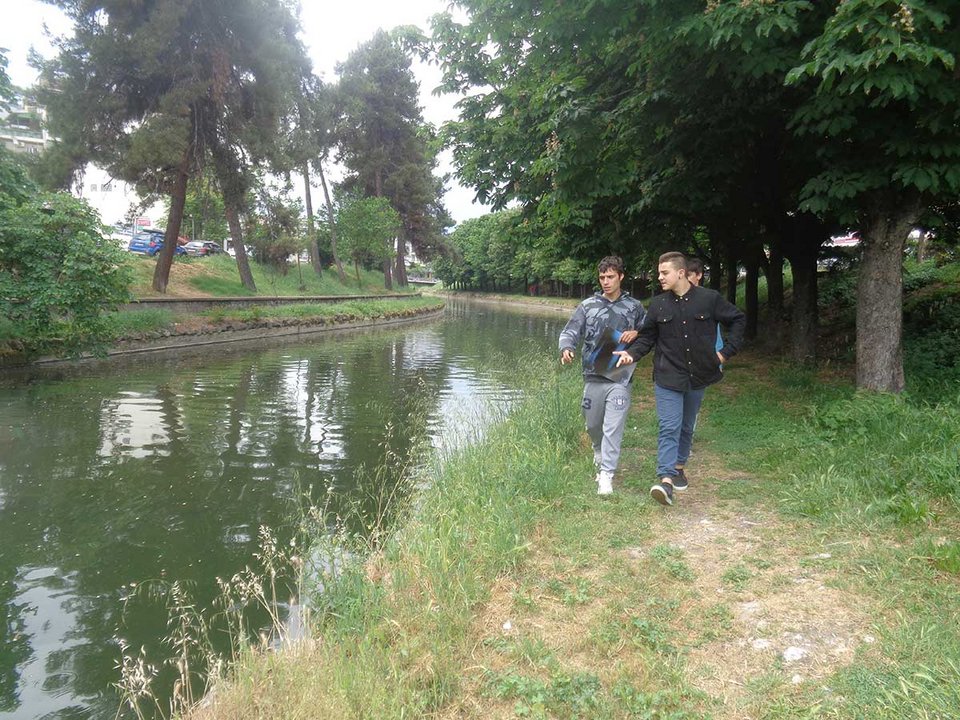 Παροξυσμός στα Τρίκαλα -Γέμισε αληθινά 50ευρα ο ποταμός, έτρεχαν να τα μαζέψουν [εικόνες & βίντεο] | iefimerida.gr 2