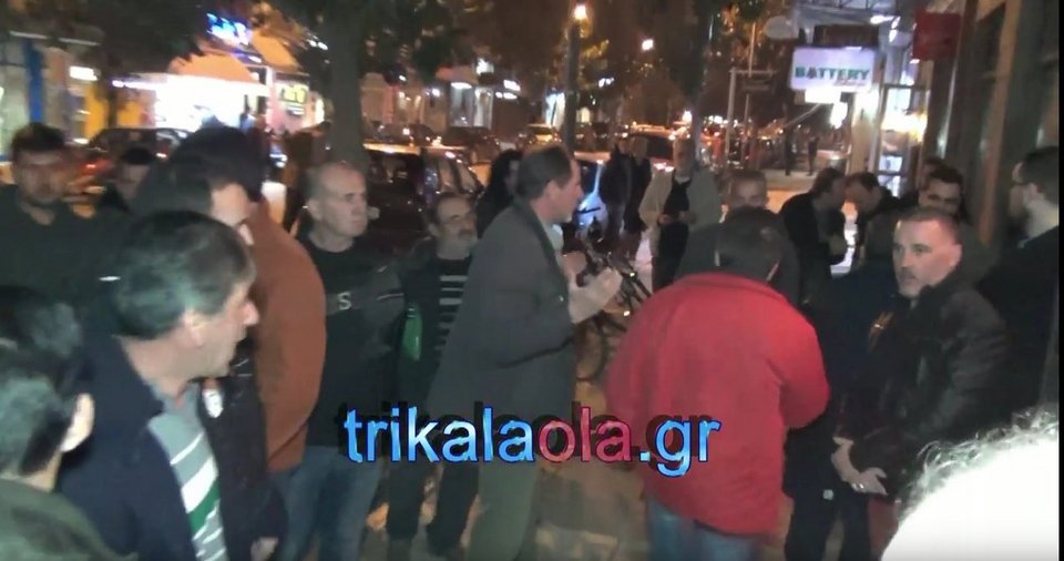 Τρίκαλα: Ντου αγροτών σε εκδήλωση του ΣΥΡΙΖΑ - «Πουλημένοι» φώναζαν  [εικόνες&βίντεο] | iefimerida.gr 4