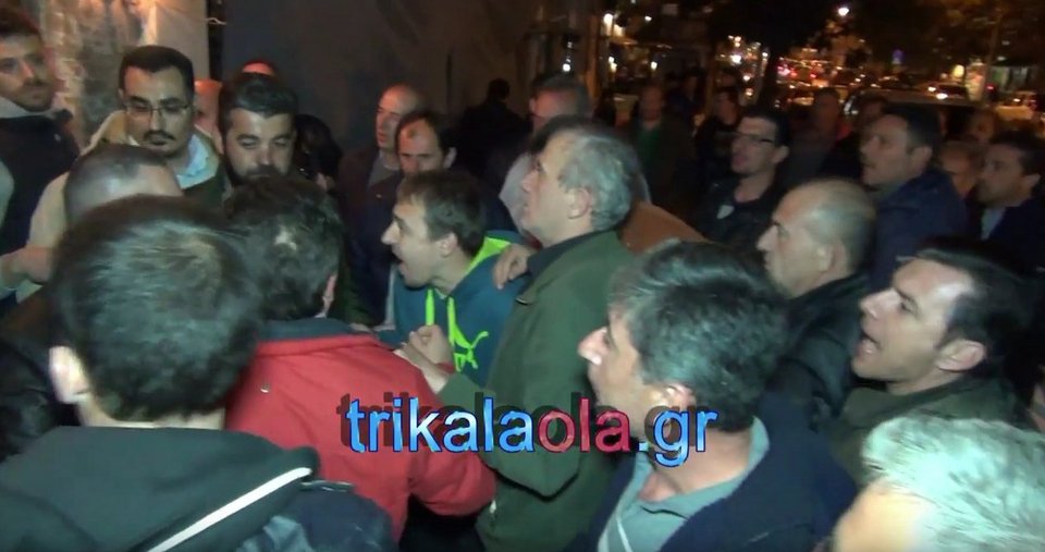 Τρίκαλα: Ντου αγροτών σε εκδήλωση του ΣΥΡΙΖΑ - «Πουλημένοι» φώναζαν  [εικόνες&βίντεο] | iefimerida.gr 0