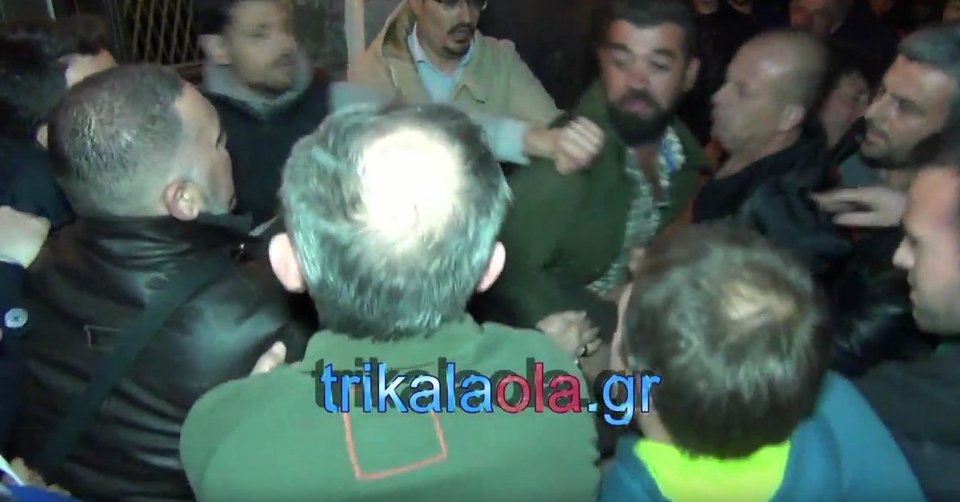 Τρίκαλα: Ντου αγροτών σε εκδήλωση του ΣΥΡΙΖΑ - «Πουλημένοι» φώναζαν  [εικόνες&βίντεο] | iefimerida.gr 1