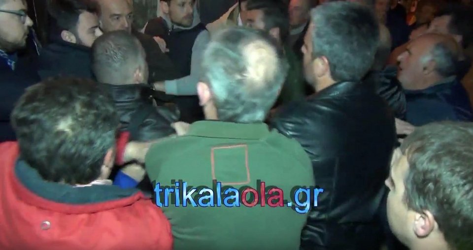 Τρίκαλα: Ντου αγροτών σε εκδήλωση του ΣΥΡΙΖΑ - «Πουλημένοι» φώναζαν  [εικόνες&βίντεο] | iefimerida.gr 3