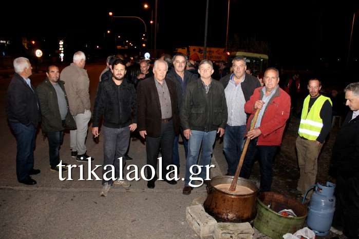 Στα μπλόκα οι αγρότες των Τρικάλων-Μοίρασαν προβατίνα και μανέστρα στους οδηγούς [εικόνες & βίντεο] | iefimerida.gr 1