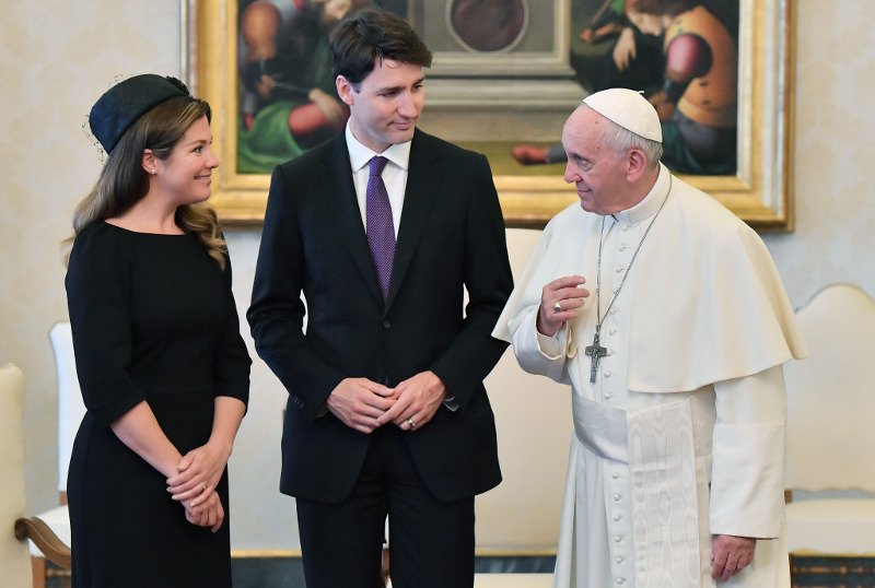 Η σύζυγος του Τριντό πήγε στον πάπα ντυμένη σαν την Αμάλ Αλαμουντίν [εικόνες] | iefimerida.gr 0