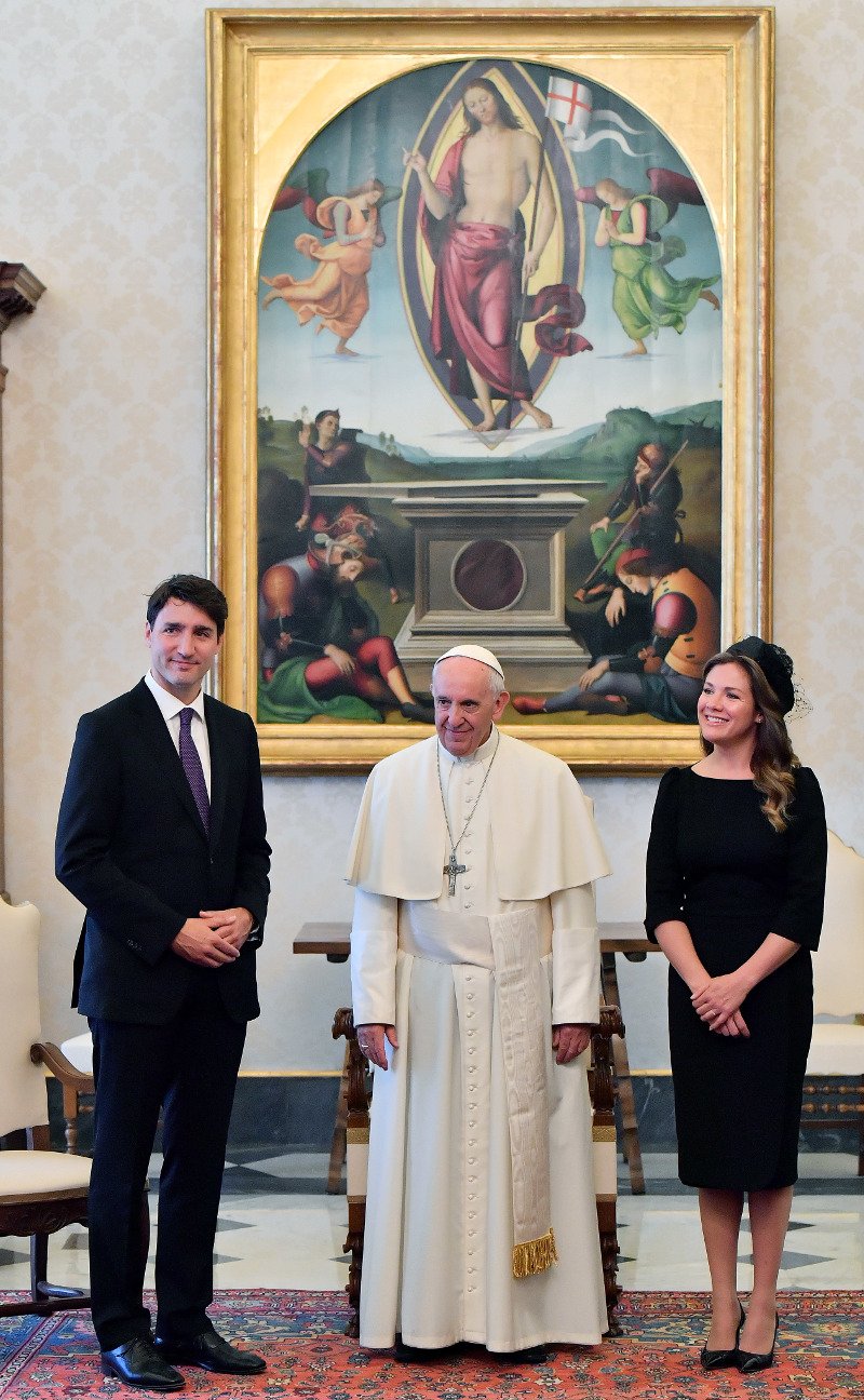 Η σύζυγος του Τριντό πήγε στον πάπα ντυμένη σαν την Αμάλ Αλαμουντίν [εικόνες] | iefimerida.gr 3