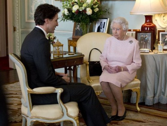 Η Ελισάβετ έκανε το παλάτι να μοιάζει με φοιτητικό δωμάτιο: Εβαλε σόμπες μέσα στο τζάκι! [εικόνες] | iefimerida.gr 2