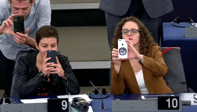 Ο Τριντό εντυπωσίασε και στο Ευρωκοινοβούλιο -Μαγεμένες τον φωτογράφιζαν οι γυναίκες [εικόνες] | iefimerida.gr 1