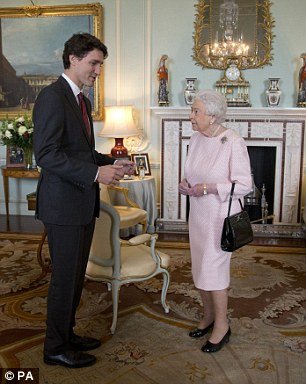 Η Ελισάβετ έκανε το παλάτι να μοιάζει με φοιτητικό δωμάτιο: Εβαλε σόμπες μέσα στο τζάκι! [εικόνες] | iefimerida.gr 1