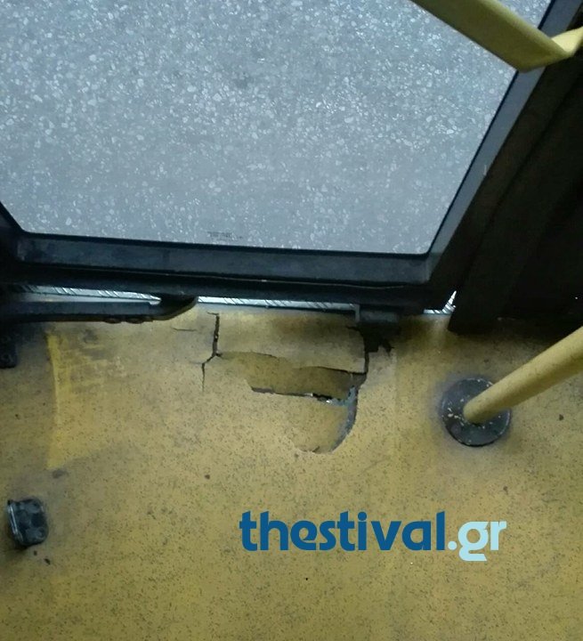 Τρύπα σε πάτωμα λεωφορείου στη Θεσσαλονίκη -Φαίνεται το οδόστρωμα [εικόνα]  | iefimerida.gr 0