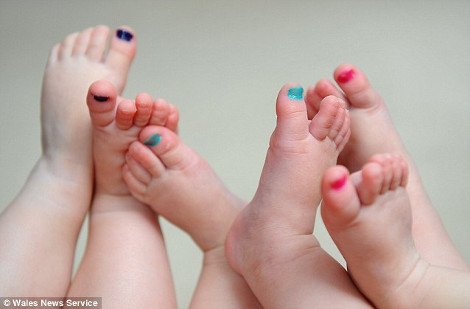 Γονείς πανομοιότυπων τρίδυμων κοριτσιών τους βάφουν τα νύχια για να τις ξεχωρίζουν -Μία λύση που έχει αποτέλεσμα [εικόνες] | iefimerida.gr 2