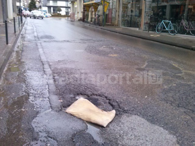 Στην Τρίπολη βρήκαν τη λύση: Μπάλωσαν τις λακκούβες στο δρόμο με... μαξιλάρια [εικόνες] | iefimerida.gr 1