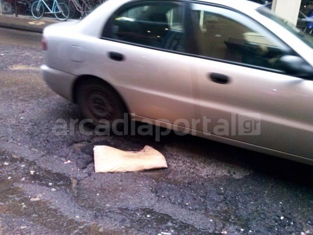 Στην Τρίπολη βρήκαν τη λύση: Μπάλωσαν τις λακκούβες στο δρόμο με... μαξιλάρια [εικόνες] | iefimerida.gr 2