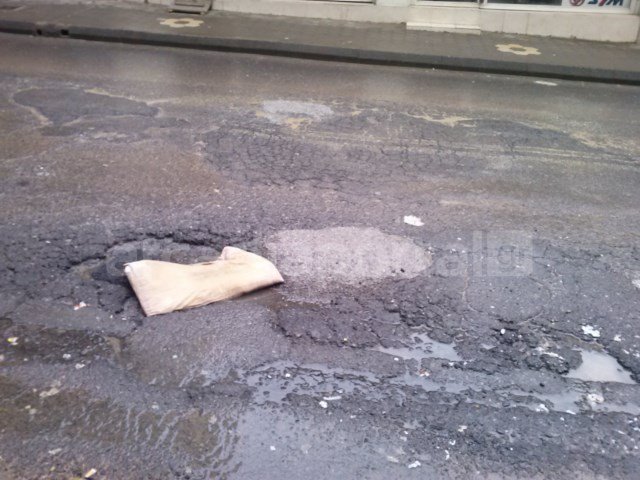 Στην Τρίπολη βρήκαν τη λύση: Μπάλωσαν τις λακκούβες στο δρόμο με... μαξιλάρια [εικόνες] | iefimerida.gr 0