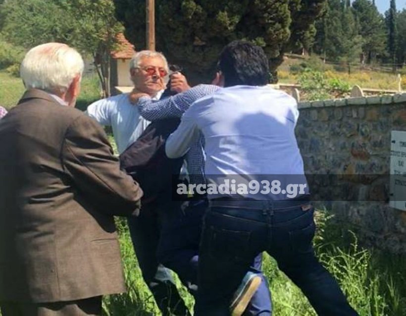 Eνταση και στην Τρίπολη: Πιάστηκαν στα χέρια με εκπροσώπους του ΣΥΡΙΖΑ [βίντεο] | iefimerida.gr 0