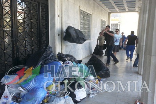 Οργή στον Πύργο – Οι κάτοικοι έχτισαν το Δημαρχείο με σκουπίδια [εικόνες & βίντεο] | iefimerida.gr 4