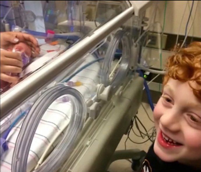 Η φωτογραφία ενός τρίχρονου που κρατά αγκαλιά το 7μηνίτικο αδελφάκι του έλιωσε το Ιντερνετ [εικόνες] | iefimerida.gr 1