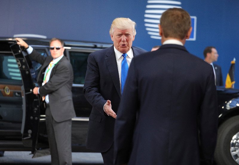 Στις Βρυξέλλες ο Τραμπ -Τον υποδέχθηκαν Τουσκ και Γιούνκερ [εικόνες] | iefimerida.gr 1