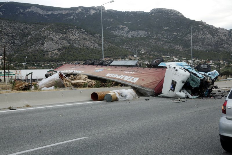 Σοκάρουν οι εικόνες από το τροχαίο στην Κινέτα -Η τρελή πορεία του φορτηγού | iefimerida.gr 1