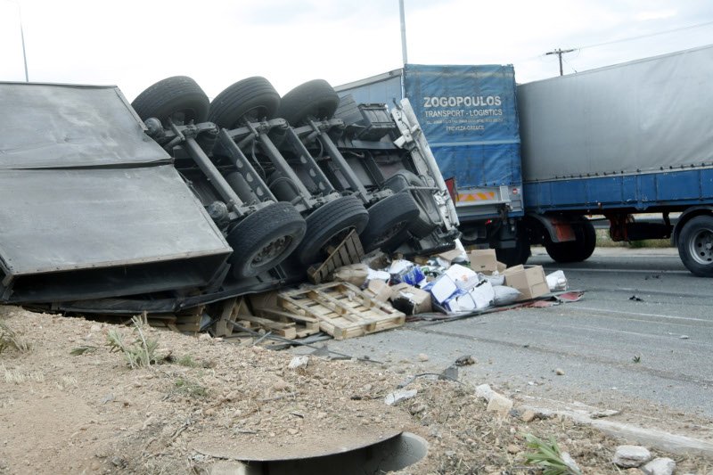 Σοκάρουν οι εικόνες από το τροχαίο στην Κινέτα -Η τρελή πορεία του φορτηγού | iefimerida.gr 3