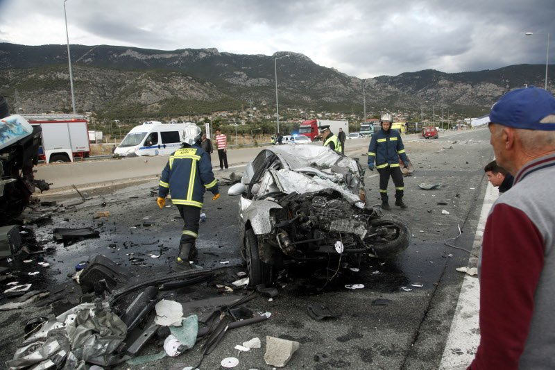 Σοκάρουν οι εικόνες από το τροχαίο στην Κινέτα -Η τρελή πορεία του φορτηγού | iefimerida.gr 2
