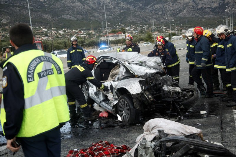 Σοκάρουν οι εικόνες από το τροχαίο στην Κινέτα -Η τρελή πορεία του φορτηγού | iefimerida.gr 4