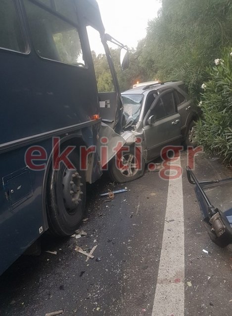 Νέο τροχαίο στην Κρήτη: Σύγκρουση στρατιωτικού λεωφορείου με τζιπ, 5 τραυματίες [εικόνες] | iefimerida.gr 0