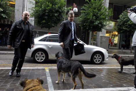 Εγινε κι αυτό: Επίθεση από αδέσποτα σκυλιά δέχτηκε χθες η Τρόικα [εικόνες] | iefimerida.gr 1