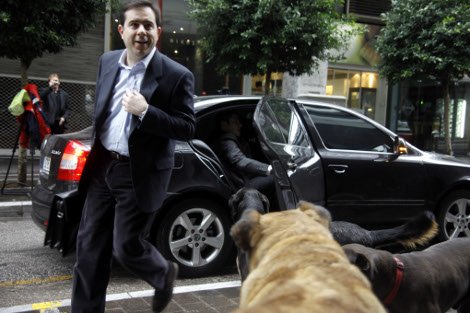 Εγινε κι αυτό: Επίθεση από αδέσποτα σκυλιά δέχτηκε χθες η Τρόικα [εικόνες] | iefimerida.gr 2