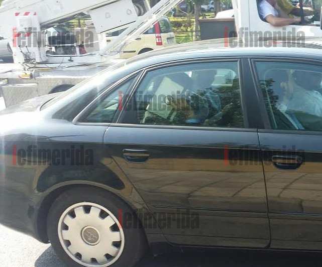 Κρύβοντας τα πρόσωπά τους με φακέλους και tablet έφυγαν από το Hilton οι Τροϊκανοί [εικόνες] | iefimerida.gr 3