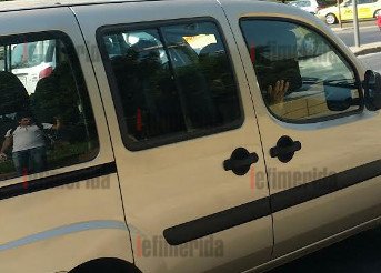 Κρύβοντας τα πρόσωπά τους με φακέλους και tablet έφυγαν από το Hilton οι Τροϊκανοί [εικόνες] | iefimerida.gr 4