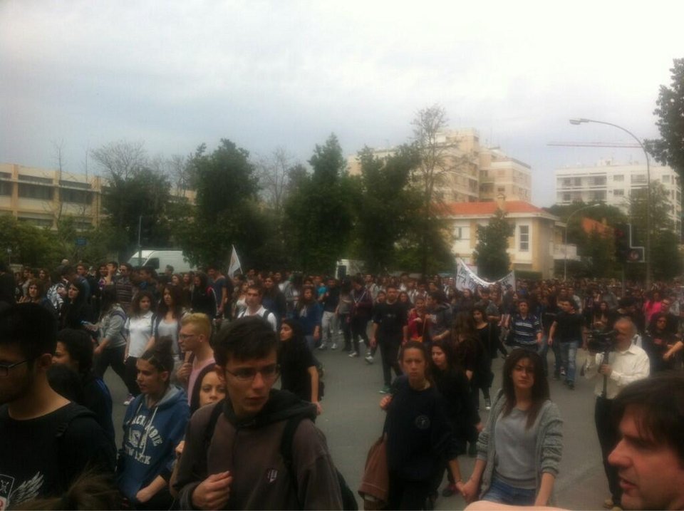 «Τroika go home» φωνάζουν οι μαθητές στην Κύπρο και πλημμυρίζουν τους δρόμους [εικόνες] | iefimerida.gr 1