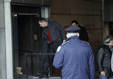 Από την πίσω πόρτα στο ΥΠΟΙΚ για τη συνάντηση οι Τροϊκανοί -«Θερμή» υποδοχή με αποδοκιμασίες κατά την άφιξή τους [εικόνες] | iefimerida.gr 0