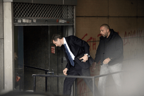 Από την πίσω πόρτα στο ΥΠΟΙΚ για τη συνάντηση οι Τροϊκανοί -«Θερμή» υποδοχή με αποδοκιμασίες κατά την άφιξή τους [εικόνες] | iefimerida.gr 1