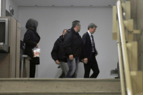 Από την πίσω πόρτα στο ΥΠΟΙΚ για τη συνάντηση οι Τροϊκανοί -«Θερμή» υποδοχή με αποδοκιμασίες κατά την άφιξή τους [εικόνες] | iefimerida.gr 2