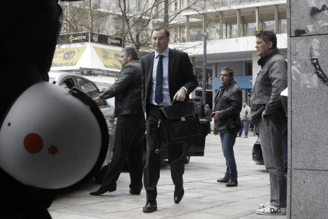 Από την πίσω πόρτα στο ΥΠΟΙΚ για τη συνάντηση οι Τροϊκανοί -«Θερμή» υποδοχή με αποδοκιμασίες κατά την άφιξή τους [εικόνες] | iefimerida.gr 3