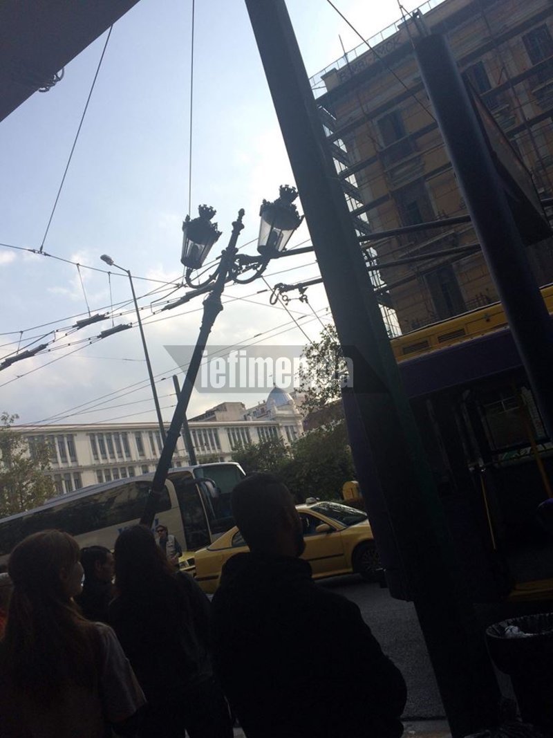 Οδηγός τρόλεϊ πήρε μαζί του κολόνα στην οδό Πανεπιστημίου [εικόνα] | iefimerida.gr 0