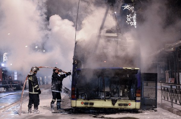 Στα «χέρια» των κουκουλοφόρων η Πατησίων -Εκαψαν τρία τρόλεϊ [εικόνες] | iefimerida.gr 0