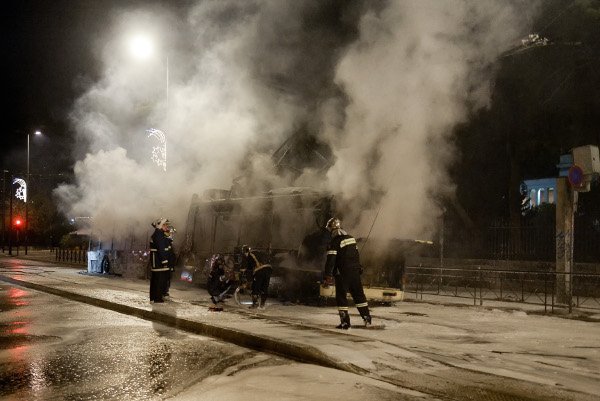 Στα «χέρια» των κουκουλοφόρων η Πατησίων -Εκαψαν τρία τρόλεϊ [εικόνες] | iefimerida.gr 9
