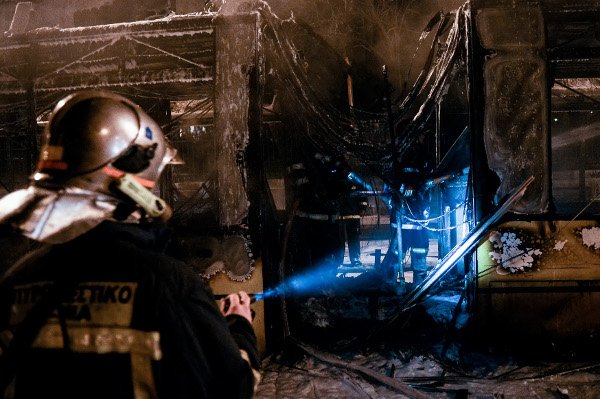 Στα «χέρια» των κουκουλοφόρων η Πατησίων -Εκαψαν τρία τρόλεϊ [εικόνες] | iefimerida.gr 1